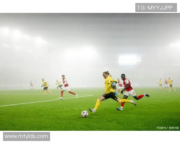 精彩瞬间尽在足球比赛图片中感受激情与团队精神的完美结合